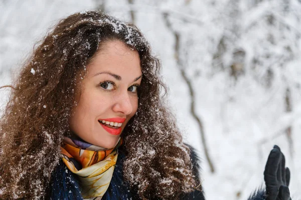 Belo retrato de uma menina em um casaco de pele no inverno — Fotografia de Stock