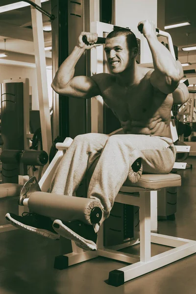 Training van de buikspieren op de sportschool — Stockfoto