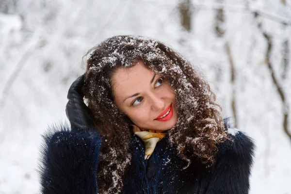 Beautiful portrait of a girl in a fur coat in the winter — Stock Photo, Image