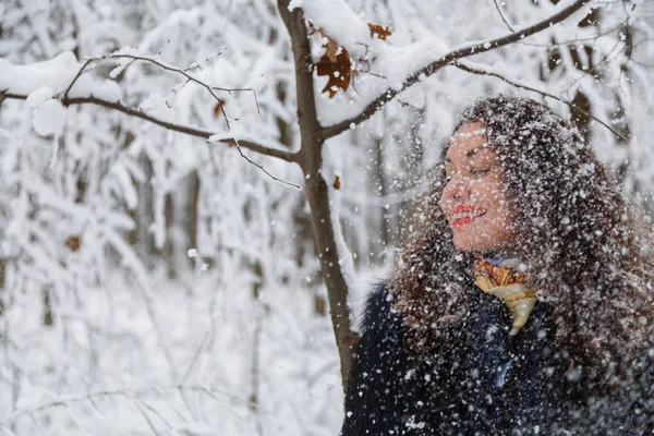 Belo retrato de uma menina em um casaco de pele no inverno — Fotografia de Stock