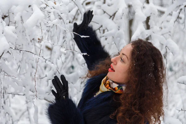 Hermoso retrato de una niña en un abrigo de piel en el invierno — Foto de Stock