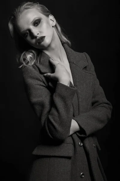 Bionda sexy con un cappotto. foto di moda — Foto Stock