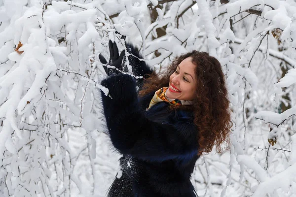 Güzel bir kız kışın kürk paltolu portresi — Stok fotoğraf