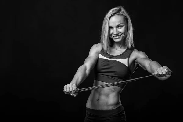 Vrouwelijke fitness op een zwarte achtergrond — Stockfoto