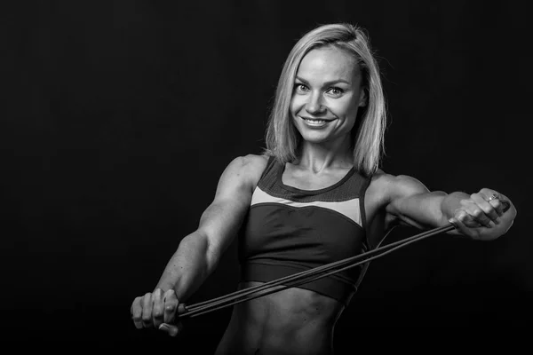 Vrouwelijke fitness op een zwarte achtergrond — Stockfoto