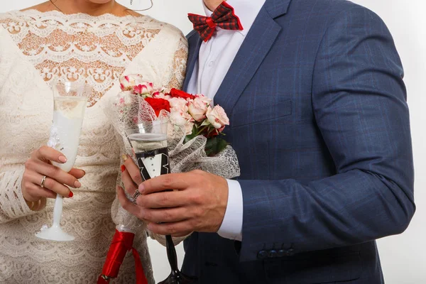 Bruid en bruidegom met champagne — Stockfoto
