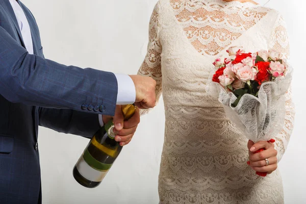 Наречений і наречений з шампанським — стокове фото