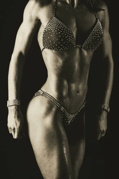 Belo corpo feminino muscular — Fotografia de Stock