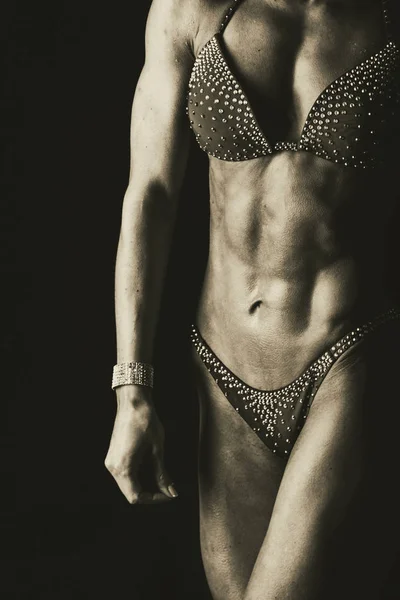 Belo corpo feminino muscular — Fotografia de Stock