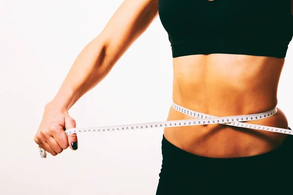 Conceito de fitness feminino no fundo de luz . — Fotografia de Stock