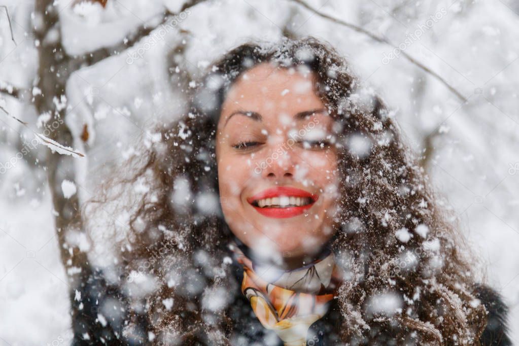 Красивый портрет девушки в шубе зимой