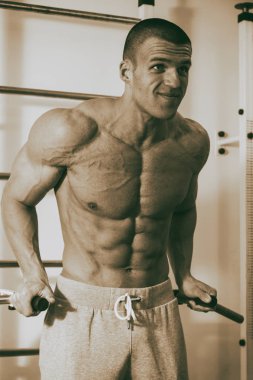 Spor salonunda vücut geliştirme