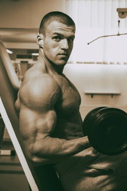 Spor salonunda vücut geliştirme