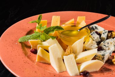 Bal ile farklı peynir