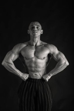 siyah bir arka plan güzel vücut geliştirmeci