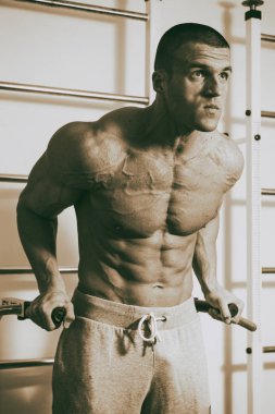 Spor salonunda vücut geliştirme