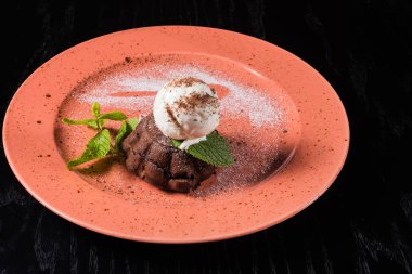 tatlı çikolatalı fondan bir plaka üzerinde.