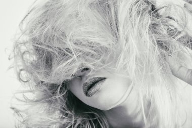 Güzellik moda fotoğrafları. Duygusal sarışın