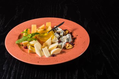 Bal ile farklı peynir