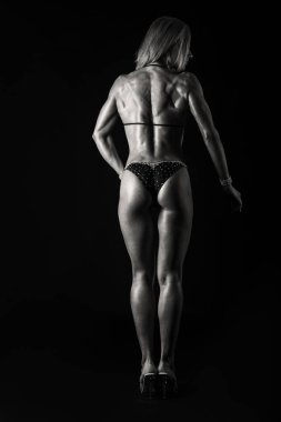 Siyah bir zemin üzerine profesyonel fitness atlet