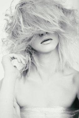 Güzellik moda fotoğrafları. Duygusal sarışın