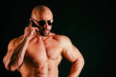 siyah bir arka plan güzel vücut geliştirmeci