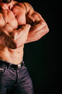 siyah bir arka plan güzel vücut geliştirmeci