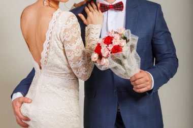 Düğün. Kız beyaz bir elbise ve bir takım elbiseli bir adam