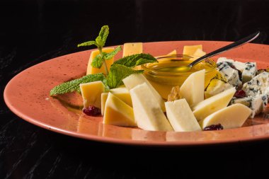 Bal ile farklı peynir