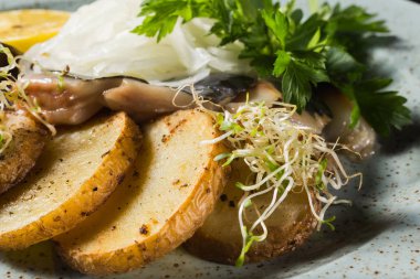 Bir tabak patates ile ringa balığı