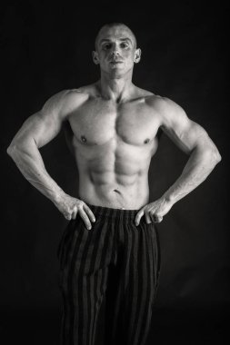 Eğitimli bir adam. Vücut geliştirme