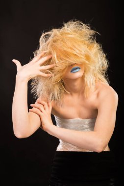 Moda fotoğraf. Sarışın siyah bir zemin üzerine