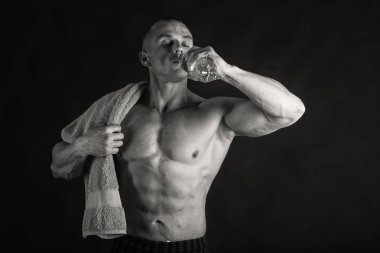 Eğitimli bir adam. Vücut geliştirme