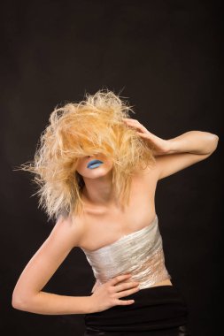 Moda fotoğraf. Sarışın siyah bir zemin üzerine