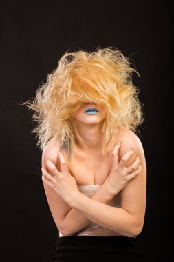 Moda fotoğraf. Sarışın siyah bir zemin üzerine