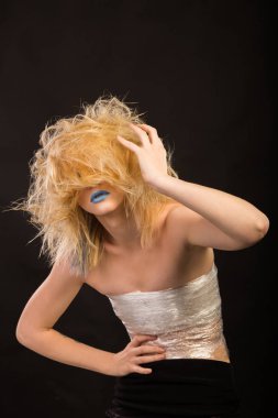 Moda fotoğraf. Sarışın siyah bir zemin üzerine