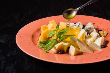 Peynir ve bal ile plaka