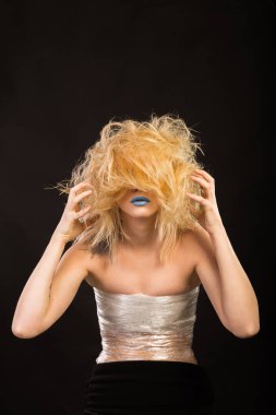 Moda fotoğraf. Sarışın siyah bir zemin üzerine