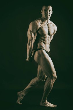 Eğitimli bir adam. Vücut geliştirme