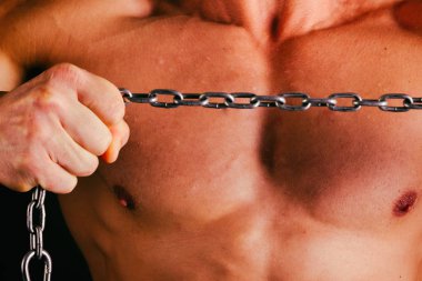 Eğitimli bir adam. Vücut geliştirme