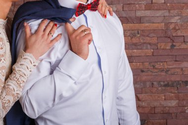 Düğün. Kız beyaz bir elbise ve bir takım elbiseli bir adam