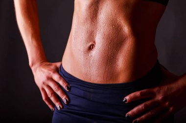 şekil fitness kız siyah bir zemin üzerine