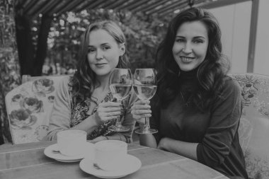 bir kafede şampanya içmek kadın