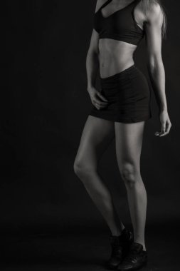 şekil fitness kız siyah bir zemin üzerine