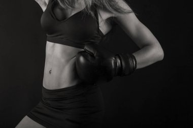 şekil fitness kız siyah bir zemin üzerine
