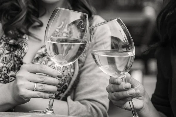 Weingläser in den Händen von Frauen — Stockfoto