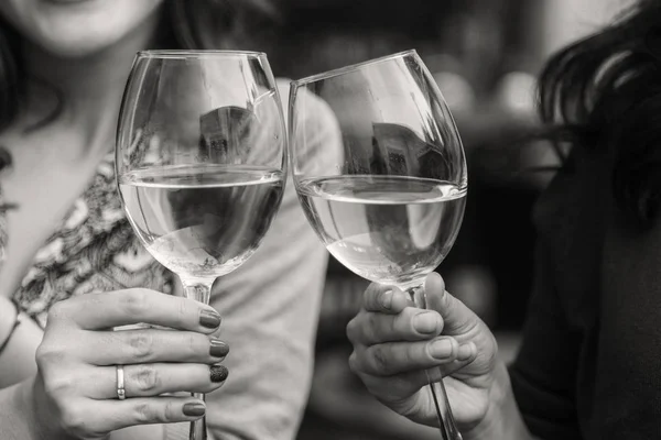 Sklenice vína v rukou žen — Stock fotografie