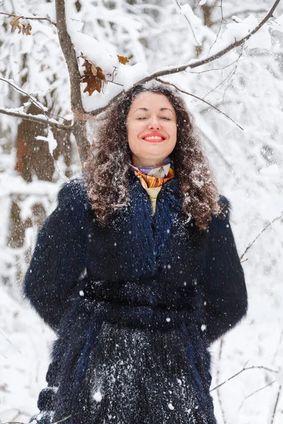 Winter frost. Beautiful woman in a fur coat — Stock Photo, Image