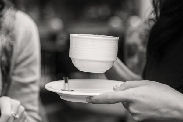 Menina bebendo café em um café na rua — Fotografia de Stock