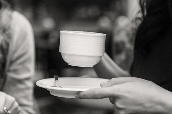 Menina bebendo café em um café na rua — Fotografia de Stock